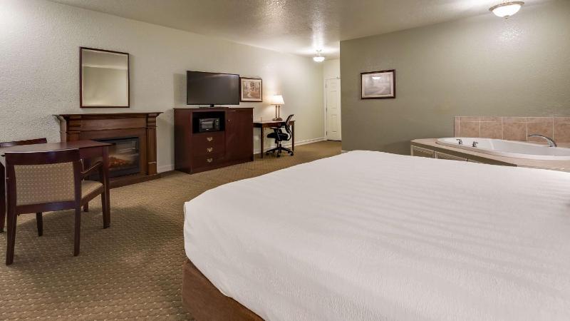 Queen Room with Walk-In Shower - Disability Access/Non-Smoking image 3
