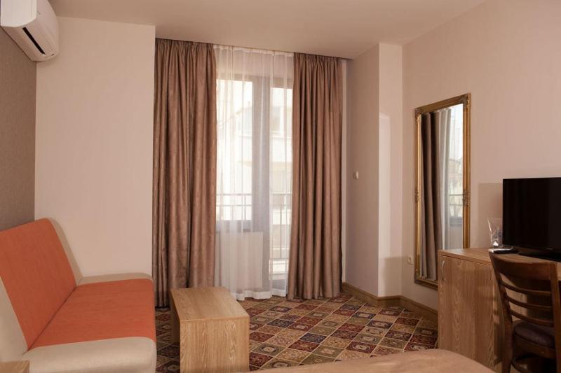 Deluxe Double Room with Extra Bed (3 Adults) image 2