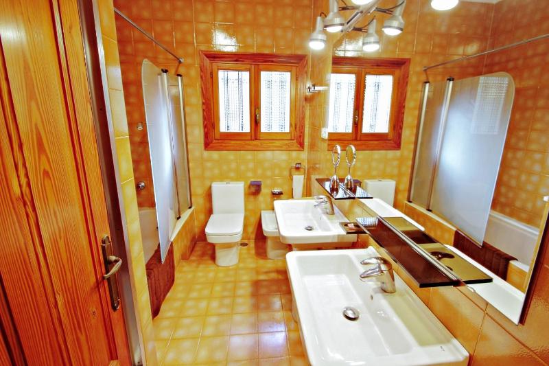 El Portet - beachfront holiday home with private pool in Moraira - image 10