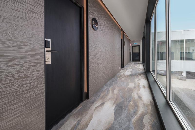 Executive twin room with a jacuzzi® and side sea view image 2