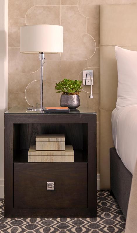 Deluxe King Room image 3