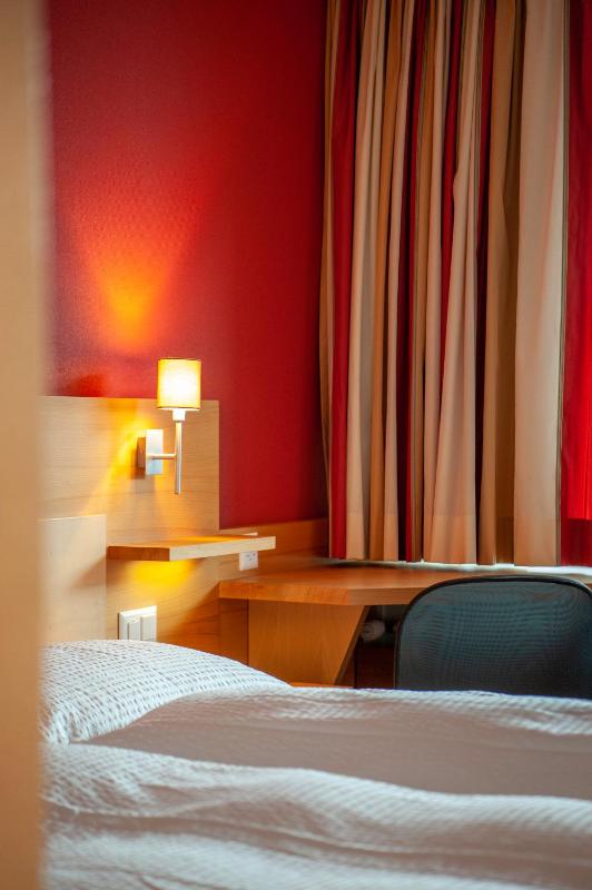 Superior Double Room with Balcony image 3