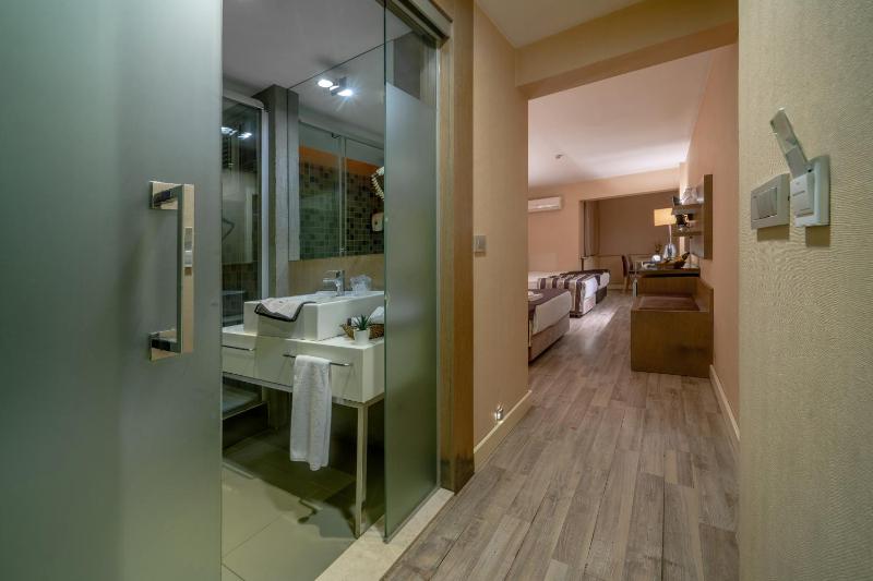 Family Room (4 Adults) image 2