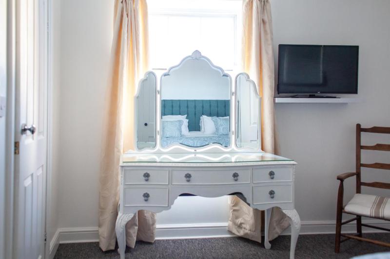 Superior Twin Room image 3
