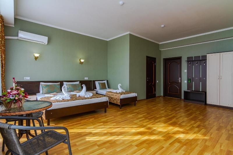 Classic Quadruple Room image 2