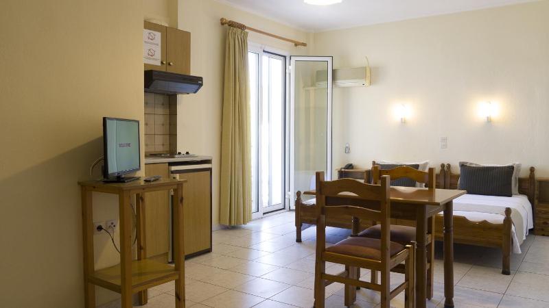 Standard Twin Room with Sea View image 2