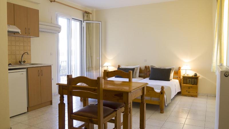 Standard Twin Room with Sea View image 3