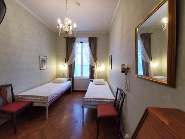 Small Twin Room image 1