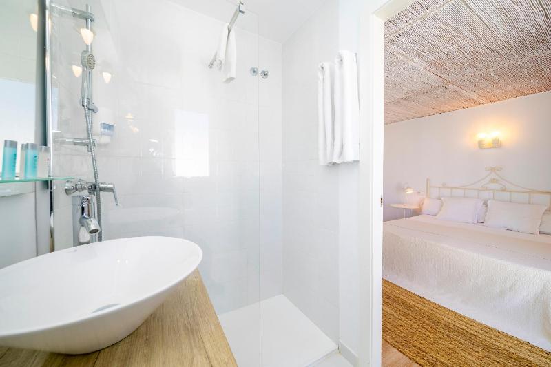Double King Room with Balcony image 2