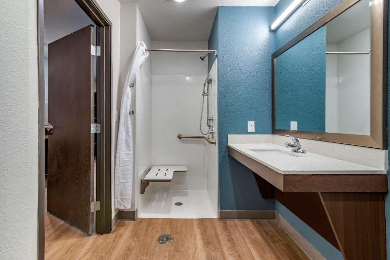Queen Room with Tub and Sofa Bed - Accessible/Non-Smoking image 2
