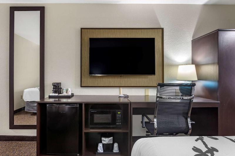 Queen Room with Two Queen Beds - Accessible/Non-Smoking  image 3