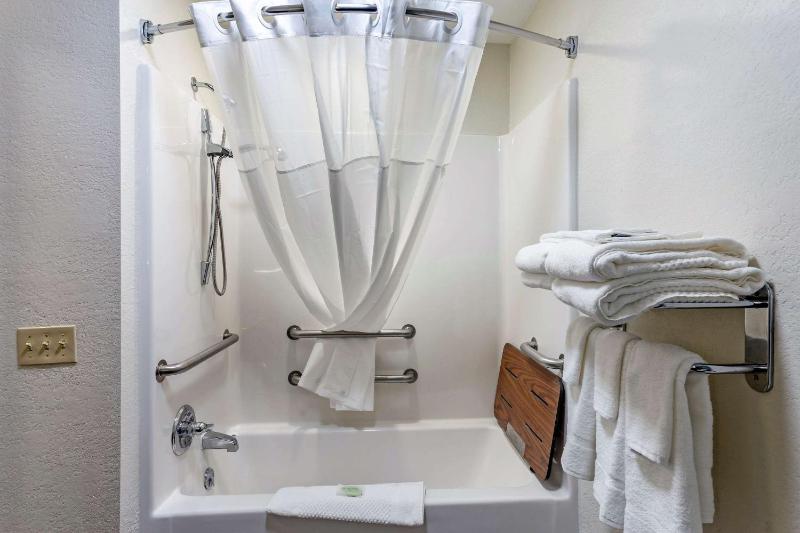 Queen Room with Two Queen Beds - Accessible/Non-Smoking  image 2