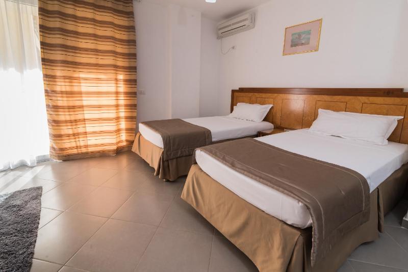 Triple Room with Pool View image 2