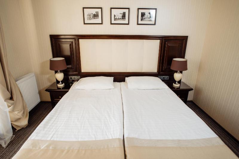 Twin Room image 4