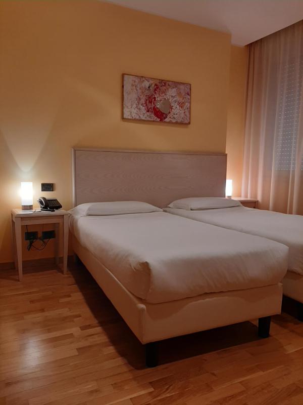 Standard Double or Twin Room image 3