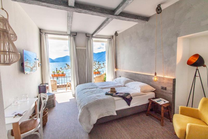 Double Room with Lake View and Balcony image 1