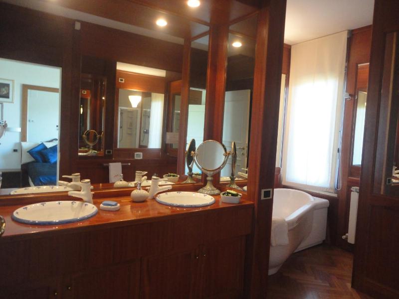 Deluxe Double Room with Balcony and Sea View image 3