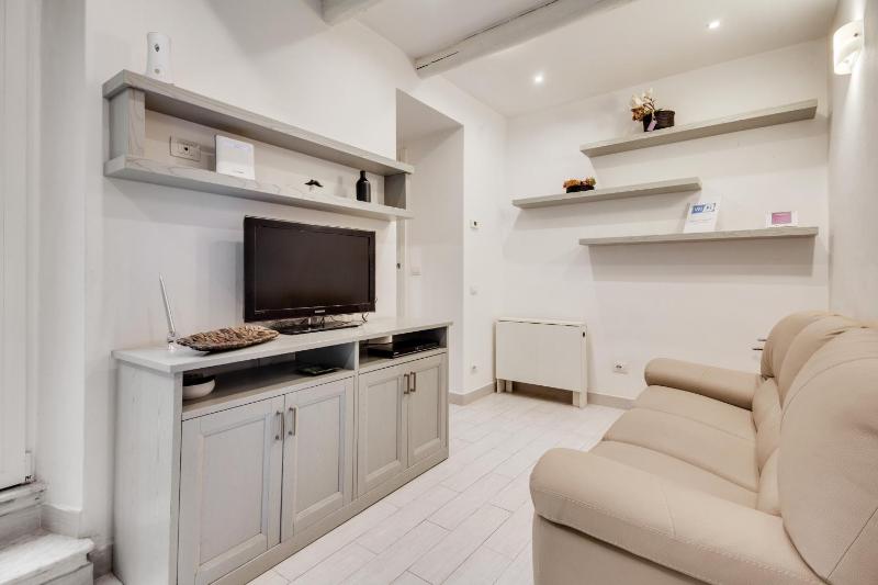 GuestHost - Coverciano Modern Apartment with Patio! - image 3