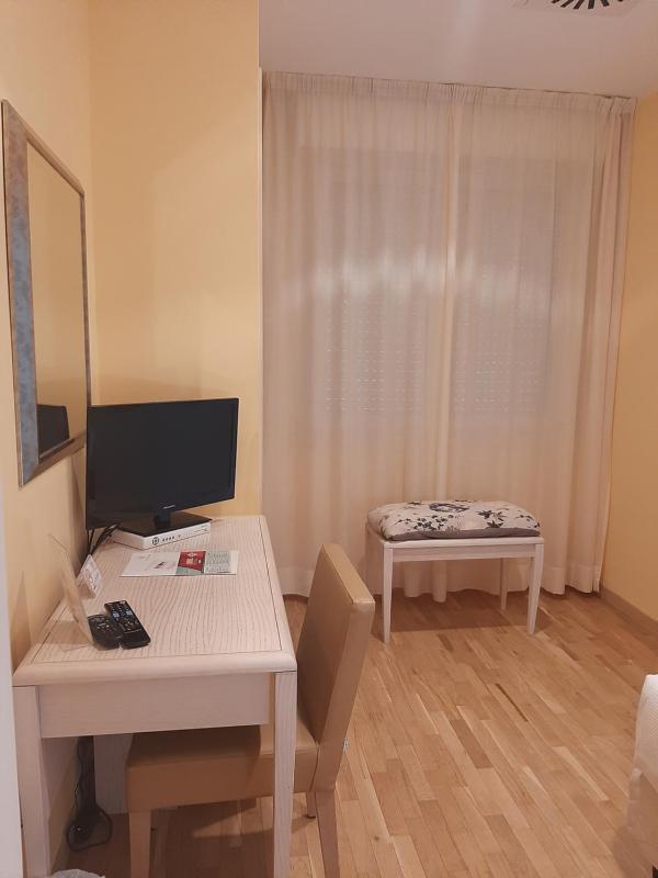 Single Room image 3