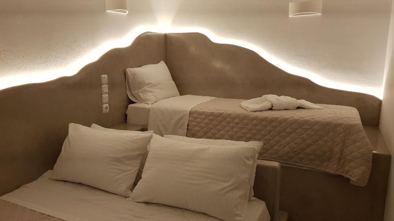 Standard Triple Room with Sea View image 4