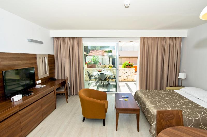 Superior One-Bedroom Apartment (4 Adults) image 3
