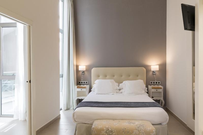 One-Bedroom Deluxe Apartment image 2
