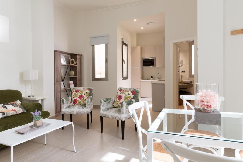 One-Bedroom Deluxe Apartment image 3
