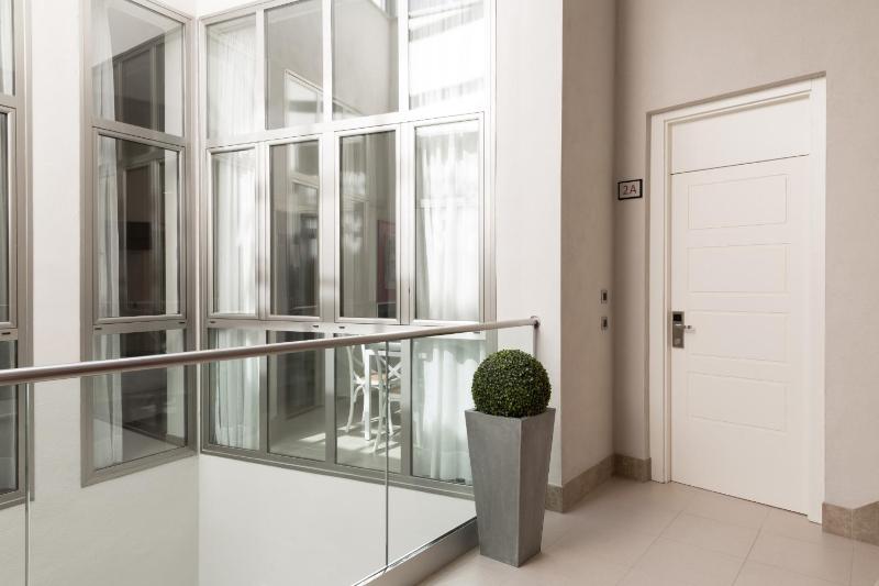 One-Bedroom Deluxe Apartment image 4