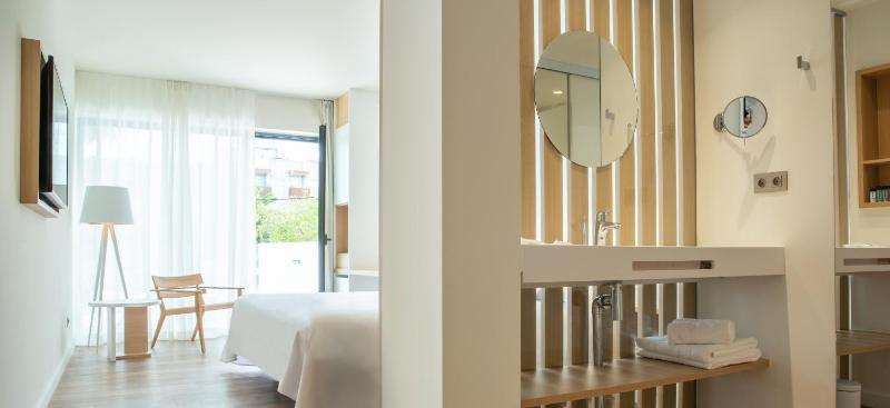 Deluxe Double Room with extra large double bed image 4