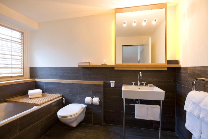 Corner Suite image 3