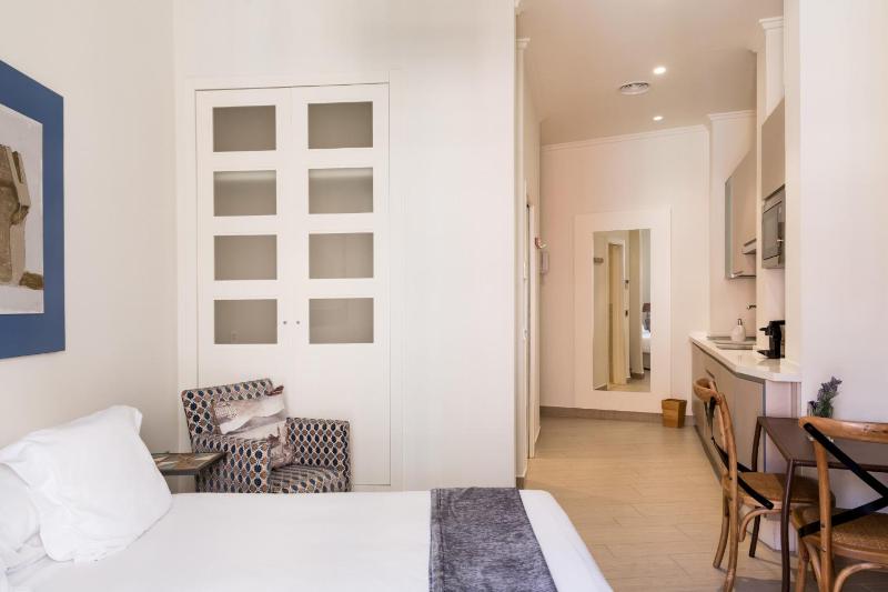 Studio Apartment with Balcony image 3
