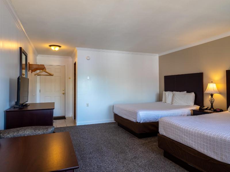 Queen Room with Balcony image 2