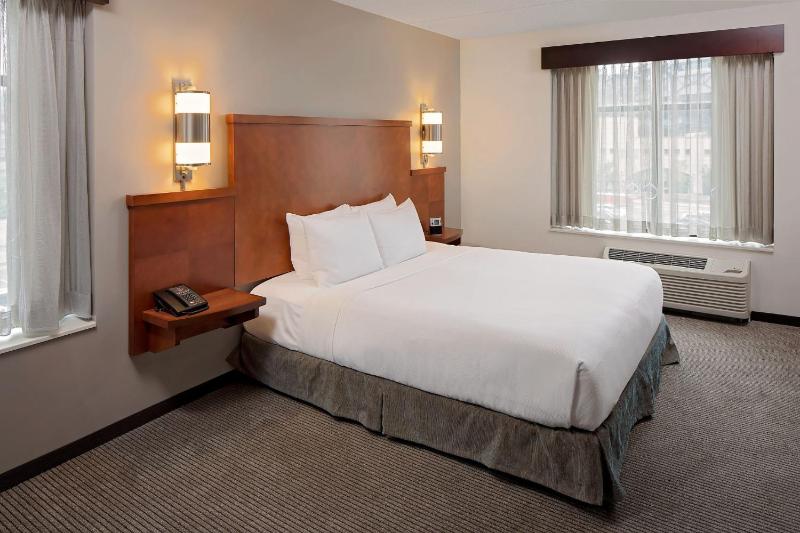 King Room with Sofa Bed and Roll-In Shower - Disability Access image 4
