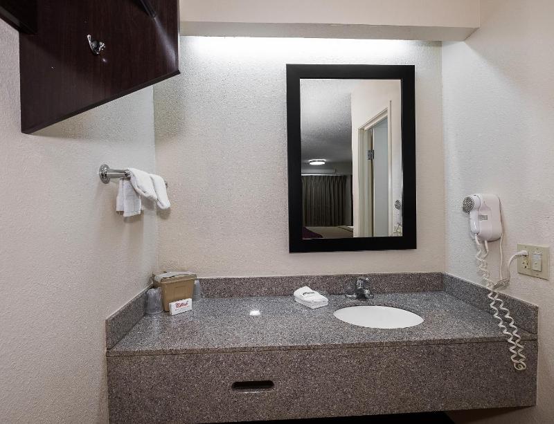 Superior King Room Disability Access Smoke Free image 2
