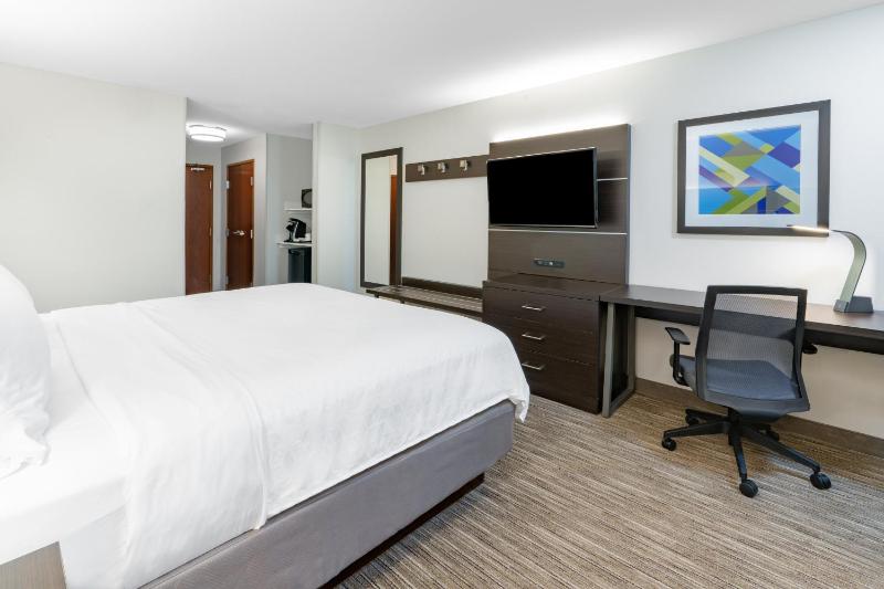 Standard King Room image 3