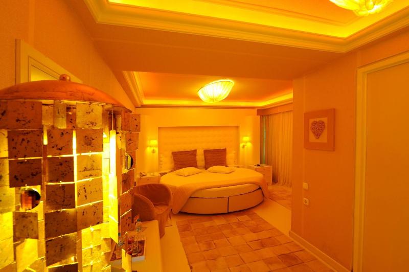 King Room with Spa Bath image 2