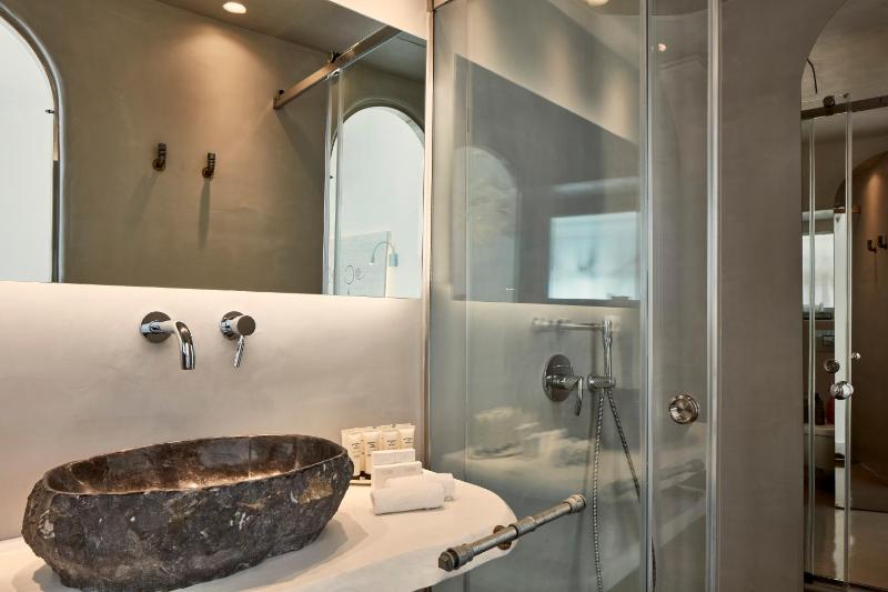 Deluxe double room with Caldera view image 2