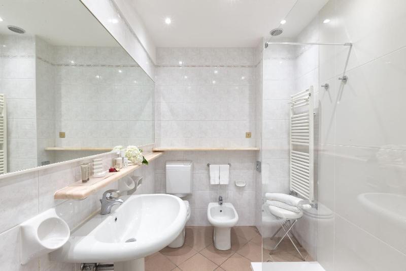 Double or Twin Room with Balcony image 4