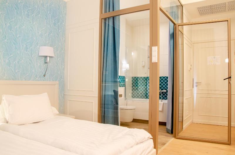 Double or Twin Room image 4