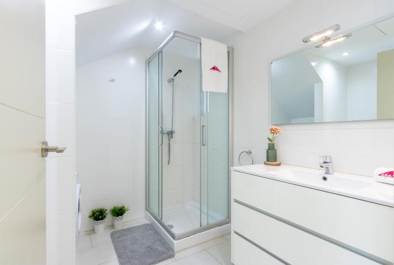 Apart-rent Penthouse Francesc Macia 2000 cerca de la playa y WIFI - image 24