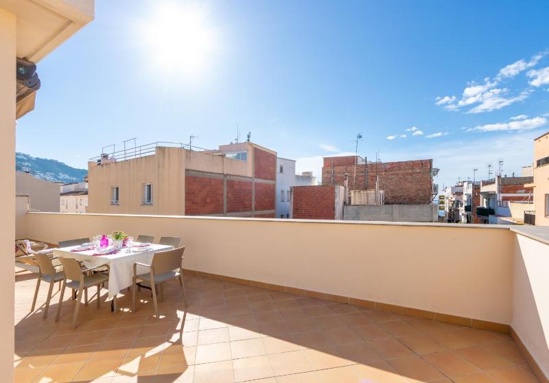 Apart-rent Penthouse Francesc Macia 2000 cerca de la playa y WIFI - image 6