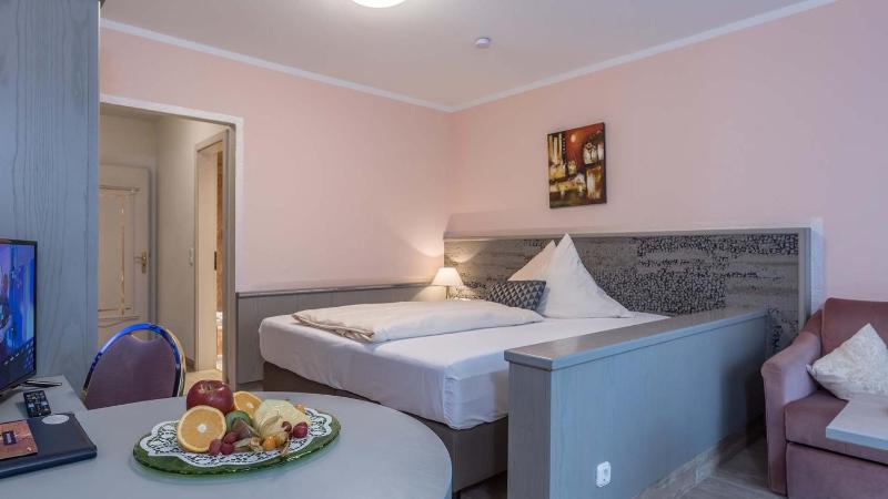 King Room with Garden View image 4