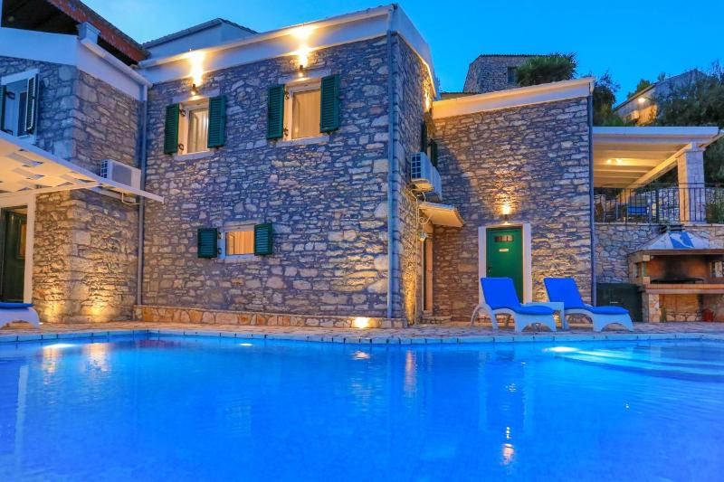 Villa Regina: Above Agni superb views and pool - image 14