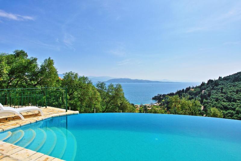 Villa Regina: Above Agni superb views and pool - image 17