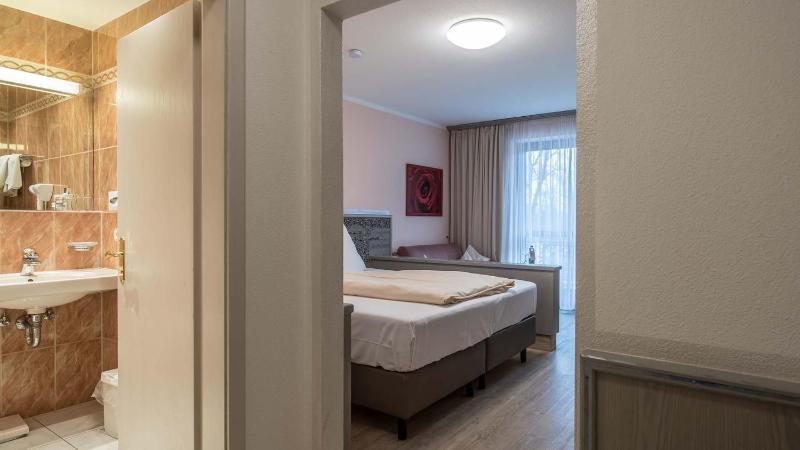 King Room with Garden View image 3