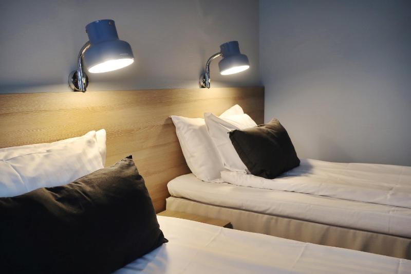 Twin Room image 4