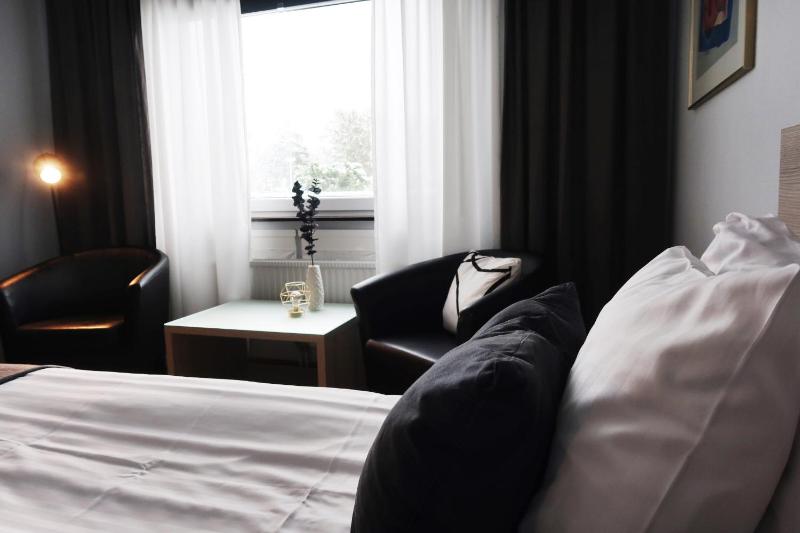 Twin Room image 3