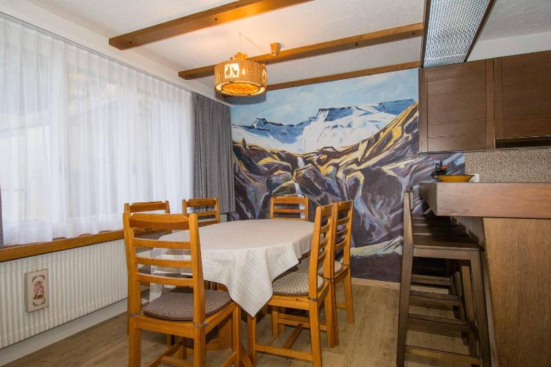 Apartment with Mountain View image 2