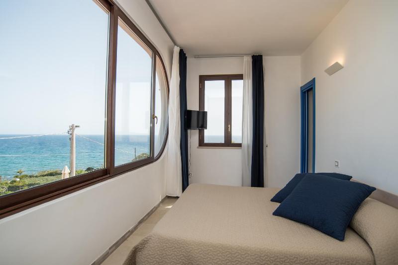 Studio Apartment with Sea View image 3