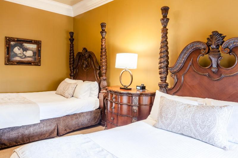 Coach Room with Two Queen Beds image 2